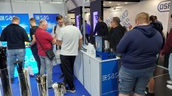 Stoisko firmy SAS na targach ENERGETAB 2025, odwiedzający oglądają akcesoria kablowe