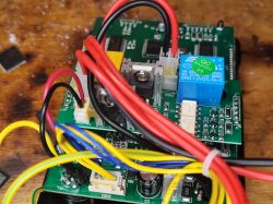 Wnętrze stacji lutowniczej Preciva 995D z widocznymi przewodami i komponentami