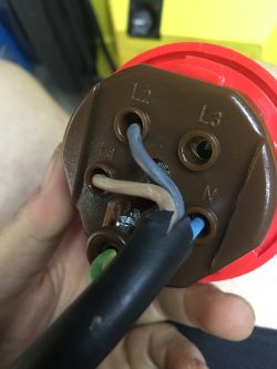 Jak prawidłowo podłączyć wtyczkę siłową do myjki Karcher? 4G 3x1,5, 5 wejść
