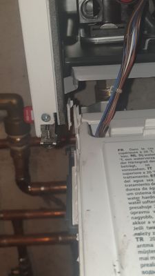 Uszkodzenie pieca Ariston Class One z widocznymi przewodami i pęknięciem szufladki.