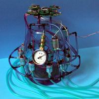 Elastyczny robot zbudowany z użyciem silikonu montażowego