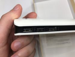 Zbliżenie na biały powerbank z trzema portami USB typu A