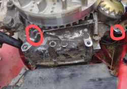 Silnik kosiarki Briggs&Stratton z dwoma czerwonymi okręgami wokół elementów