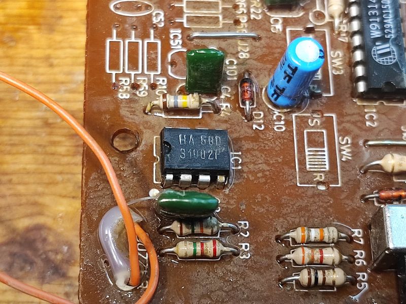 Zbliżenie na płytkę drukowaną z elementami elektronicznymi.