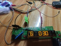 Płytka sterująca zmywarki z podłączonymi kablami i wyświetlaczem LED