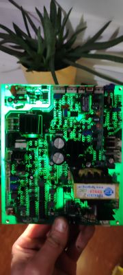 Zielono podświetlona płytka drukowana z widocznymi elementami elektronicznymi