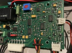 Płyta obwodu drukowanego z komponentami elektronicznymi.