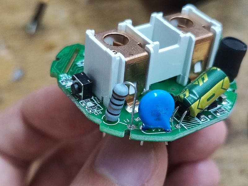 Elektronikplatine der Smart-Steckdose BK7231M Elektronikplatine einer Smart-Steckdose mit Identifizierungskomponenten.