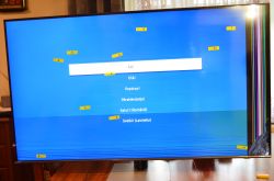 Uszkodzony telewizor Samsung z rozbitą matrycą i widocznymi pionowymi liniami.