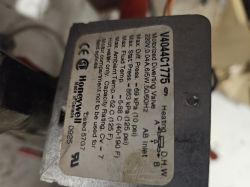 Zbliżenie na tabliczkę znamionową siłownika zaworu Honeywell V4044C1775.