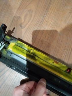 Bizhub C280 - Toner się sypie, głównie cyan i yellow. Co robić?