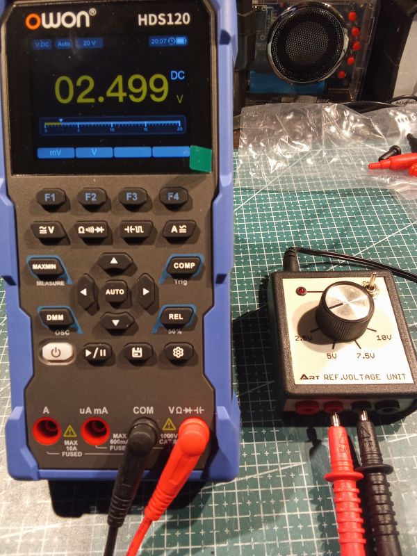 Multimetr Owon HDS120 mierzy napięcie 2,499V z jednostki referencyjnej ART REF.VOLTAGE UNIT