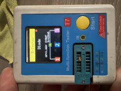 Tester T7 pokazujący parametry diody: 1.66V, 29mA, 0.9pF na ekranie LCD