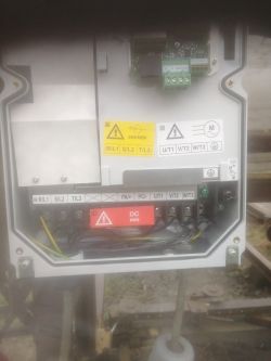 Sterowanie 3 silnikami tartaku (5,5 kW, 0,75 kW, 0,75 kW) za pomocą falownika - pamięć, opcje