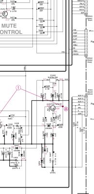 Fragment schematu z układem IC442 generującym 5,7 V z wejściowego 12,8 V.