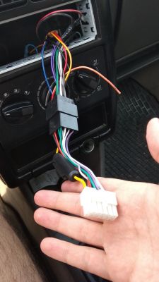 Radio w VW Polo III 95 r. nie włącza się mimo prądu w kostce