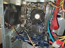 Dlaczego komputer działa tak głośno, iż nie słychać dialogów w filmach?