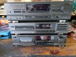 Wieża stereo Technics z trzema komponentami na drewnianym stole