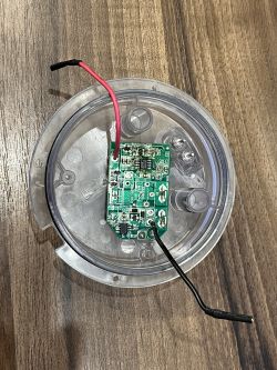 Wnętrze obudowy odkurzacza basenowego z widoczną płytką PCB i przewodami.