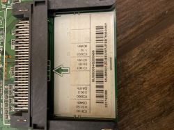 Fragment wewnętrznej części elektronicznej z etykietą z numerami seryjnymi.