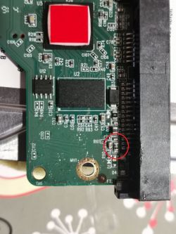 Dysk HDD nie reaguje po podłączeniu zasilacza o zbyt dużej mocy