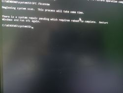 Zrzut ekranu z komunikatem po uruchomieniu polecenia sfc /scannow w wierszu poleceń systemu Windows.