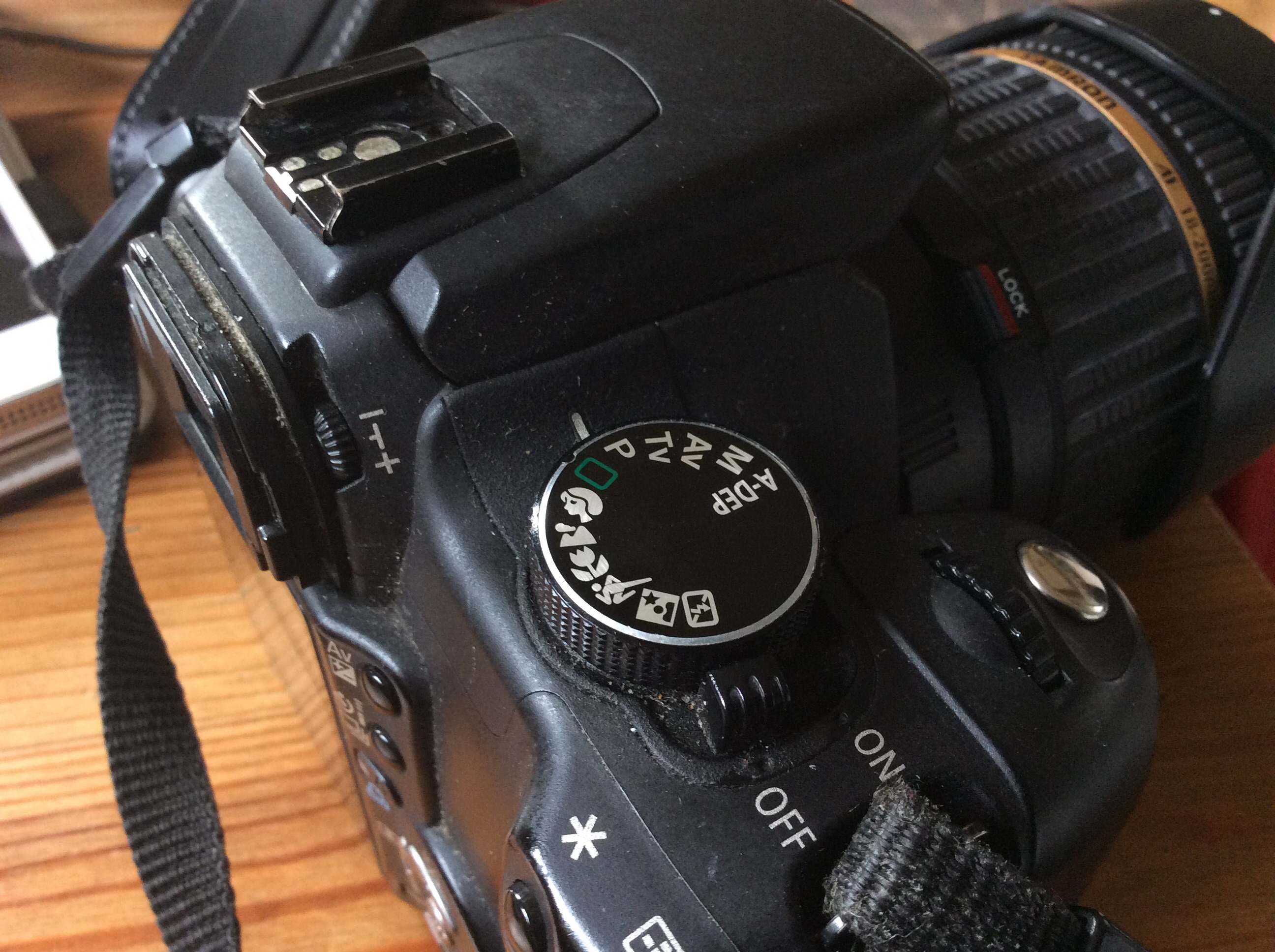 Nikon D3200 rozmyty obraz przez wizjer, ostrość działa tylko w trybie