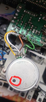 Silnik Mabuchi z przewodami i zaznaczonym otworem do regulacji obrotów