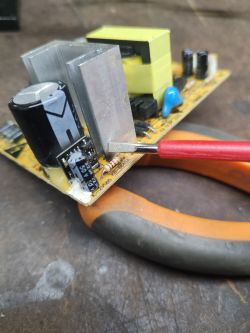 Płytka elektroniczna z kondensatorami i radiatorem