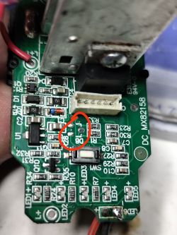 Uszkodzony element SMD oznaczony jako D8 na płytce regulatora PASSK 20-Li A1