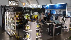 Stoisko Plastrol z produktami KEL na targach ENERGETAB 2025, w tym przedłużacze i lampy robocze.