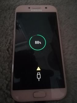 Wymiana USB w Samsung A5 2017: problem z prądem ładowania i wykrzyknik na żółtym trójkącie