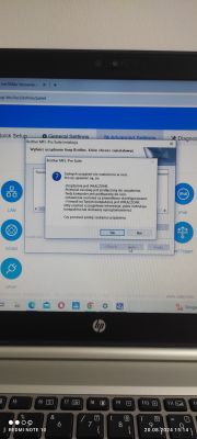 Zdjęcie ekranu laptopa z komunikatem o błędzie instalacji Brother MFL-Pro Suite, informującym o problemie z odnalezieniem urządzenia w sieci.
