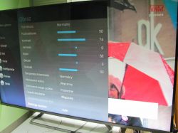 Telewizor z wyświetlonym menu ustawień obrazu i programem.