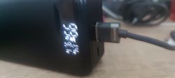 Powerbank podłączony do ładowarki USB-C z wyświetlaczem pokazującym stan baterii.