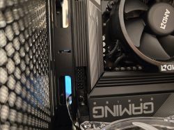 Zbliżenie na 8-pinowe i 4-pinowe gniazdo zasilania CPU na płycie głównej