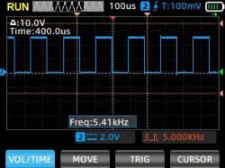 Wykres sygnału prostokątnego 5,41 kHz na ekranie oscyloskopu cyfrowego
