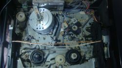 Wnętrze magnetowidu ORION VSP-888HC z widocznymi głowicami i mechanizmem prowadzenia taśmy