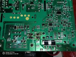 Płytka PCB z uszkodzonym obszarem i przypalonymi ścieżkami w pobliżu kondensatorów