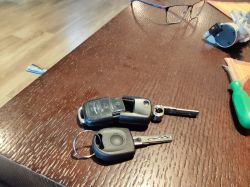 Stare i nowe kluczyki samochodowe na stole.