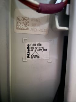 Tabliczka znamionowa Miele ELFU 1000 z numerami i oznaczeniami technicznymi