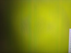 Pionowe niebieskie linie na monitorze iiyama G-Master G2470HSU przy wyświetlaniu różnych kolorów