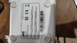 Etykieta informacyjna na spodzie radia JVC RA-C20DAB-W.