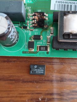 Zbliżenie płytki PCB z nadpalonym układem scalonym i wylutowanym elementem LNK364GN
