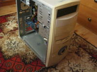 Jak usunąć dziurę po stacji dyskietek w starym komputerze?