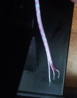 Jak podłączyć przewody do gniazda zasilającego w GYMTEK XB2000?