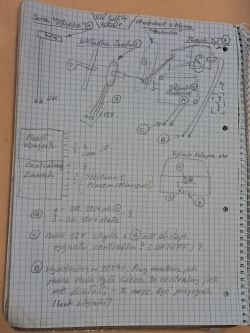 Rysunek schematu elektrycznego zamka centralnego VW Golf 4 na kartce w kratkę