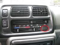 Suzuki Jimny 1.3 1998 - funkcja zaślepki z przewodami na panelu dmuchawy?