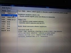 Ekran komputera z odczytem błędów związanych z czujnikiem położenia pedału sprzęgła w Fordzie Transit Custom.