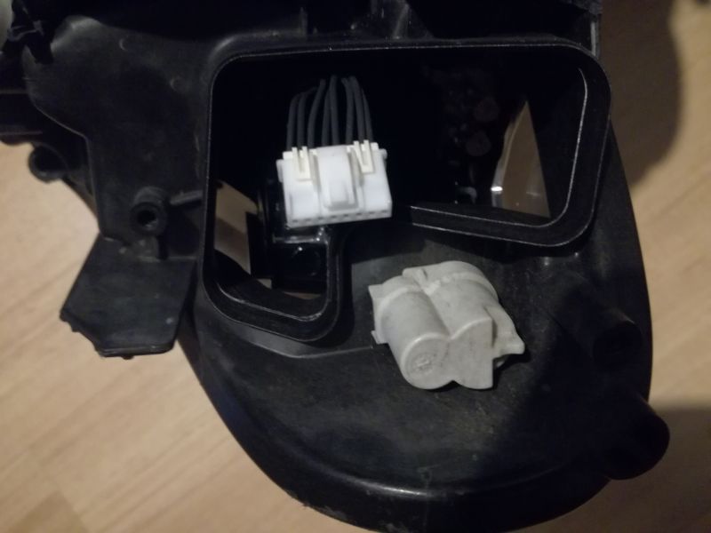 BMW F30 LCI: Adaptacja kierunkowskazów LED z USA do wersji EU - różnice w wtyczkach